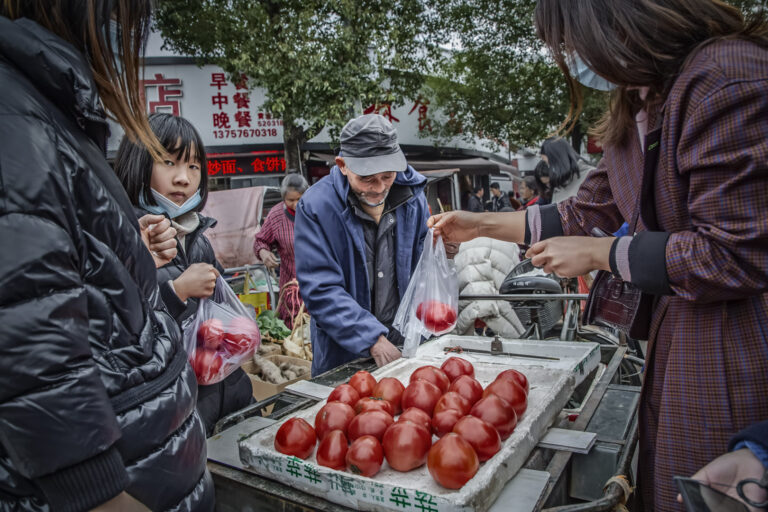 Xu Xianjin - Busy-Market-before-Holiday-3